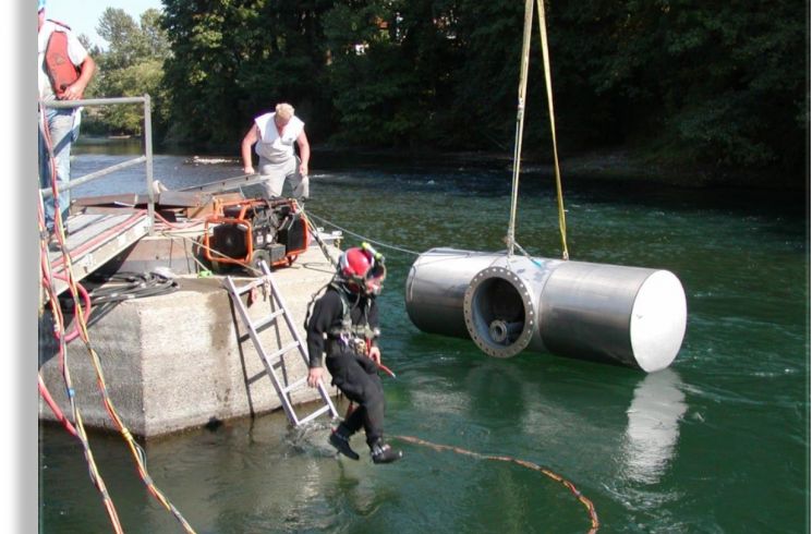 Divers are ready to install an intake screen on site