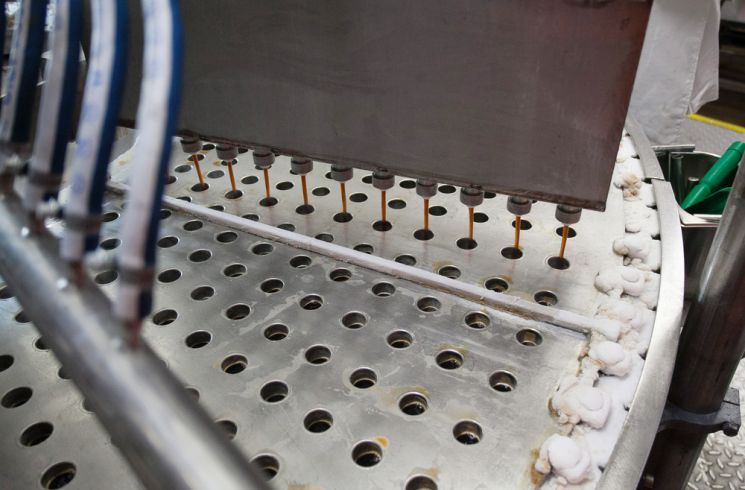 Stainless steel perforated cover assists in ingredient distribution
