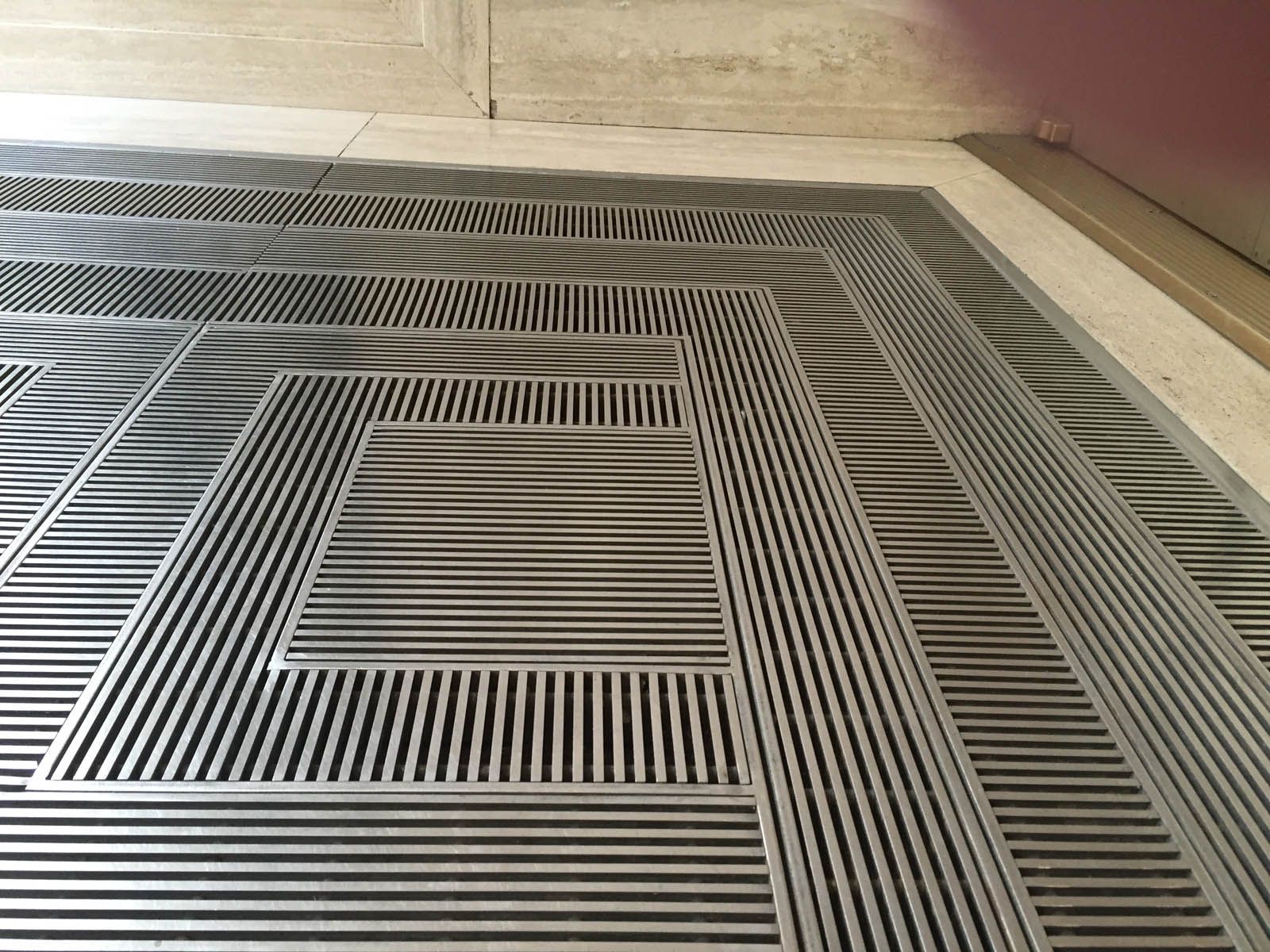 Metal grate outlet